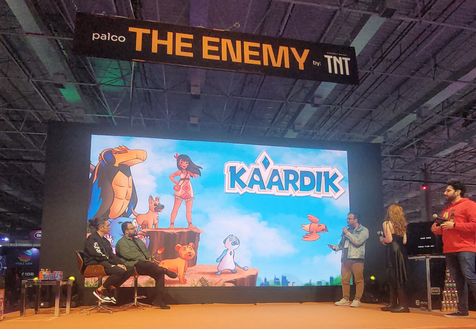 Daniel apresentando Kaardik no palco The Enemy